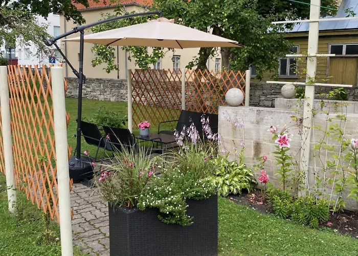 Meil On * Κουρεσάαρε